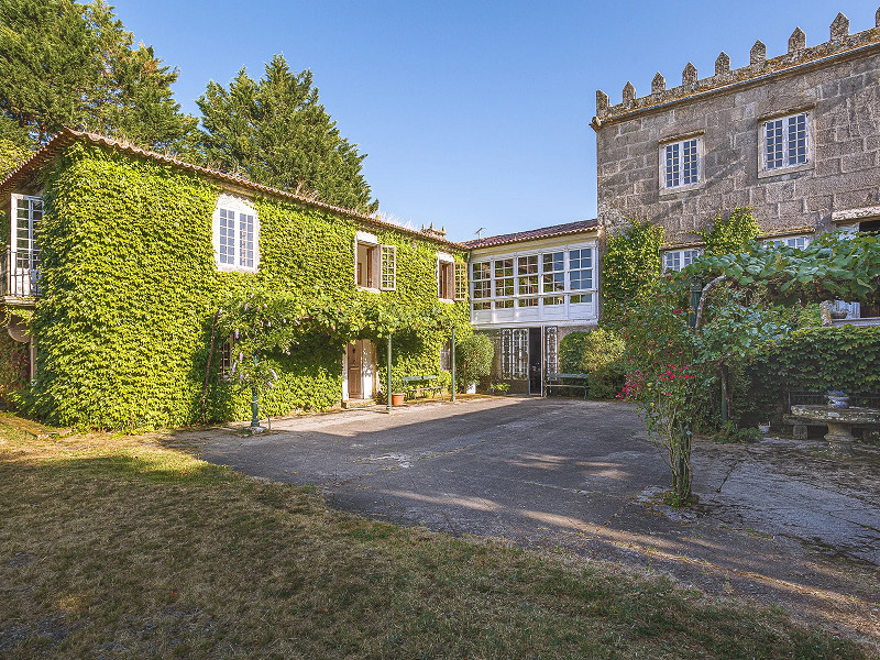 17th-Century Galician Manor with Private Chapel in Pontevedra. Photo:  5