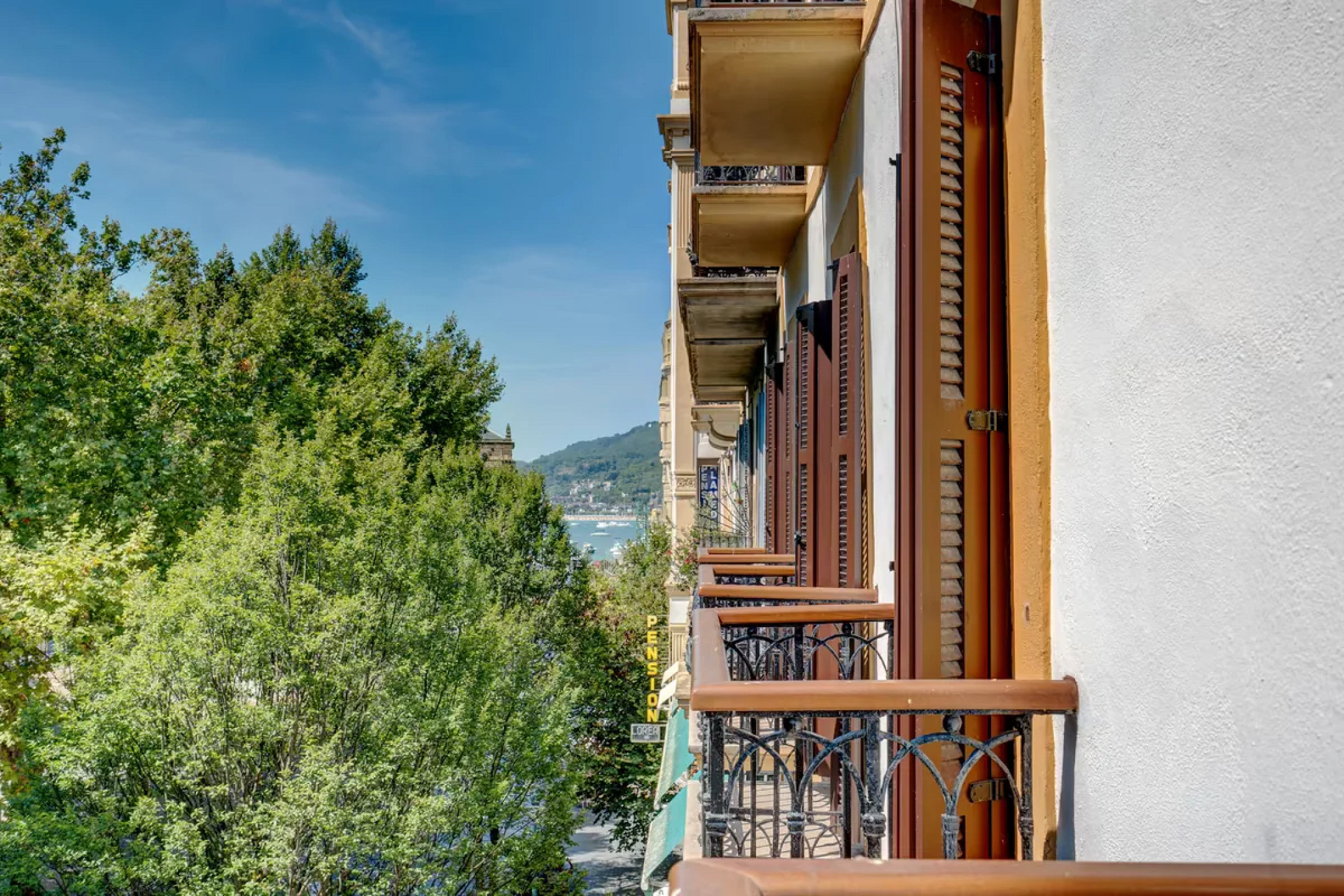 Elegant Designer Apartment on San Sebastián’s Prestigious Boulevard — Style and Comfort in the Heart of the Basque Capital