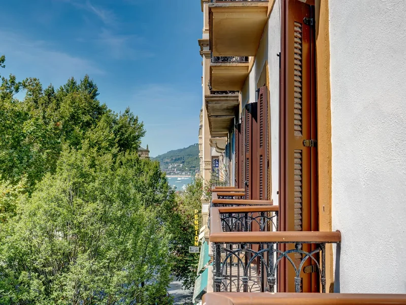 Elegant Designer Apartment on San Sebastián’s Prestigious Boulevard — Style and Comfort in the Heart of the Basque Capital