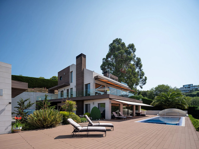 Современный комплекс из двух вилл с бассейном и панорамными садами в Астурии, Хихон. Фото:  1