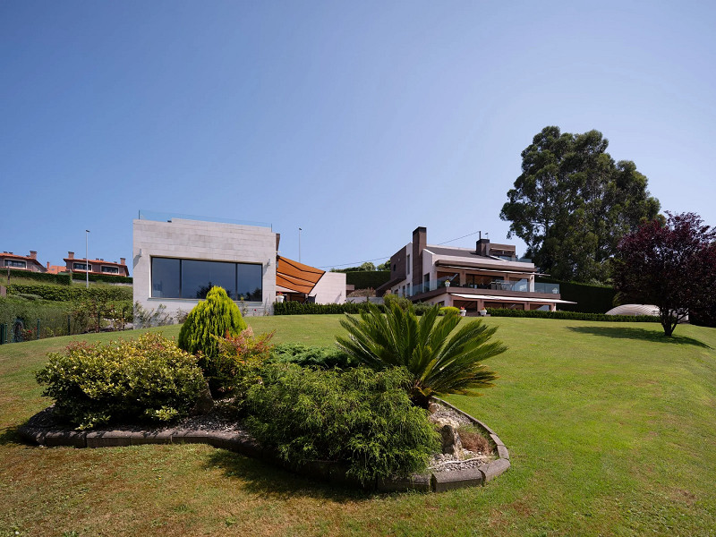 Современный комплекс из двух вилл с бассейном и панорамными садами в Астурии, Хихон. Фото:  4