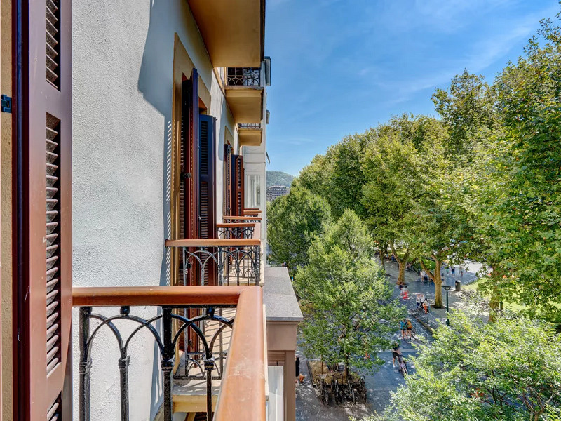 Elegant Designer Apartment on San Sebastián’s Prestigious Boulevard — Style and Comfort in the Heart of the Basque Capital. Photo:  2