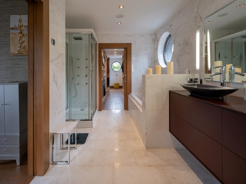 Современный комплекс из двух вилл с бассейном и панорамными садами в Астурии, Хихон. Фото:  19